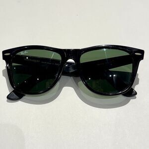 Black Rayban Wayfarers Sunglasses